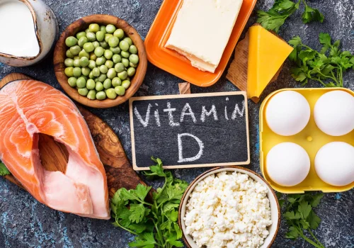 Vitamin D hansi qidalarda var ve faydalari nelerdir?